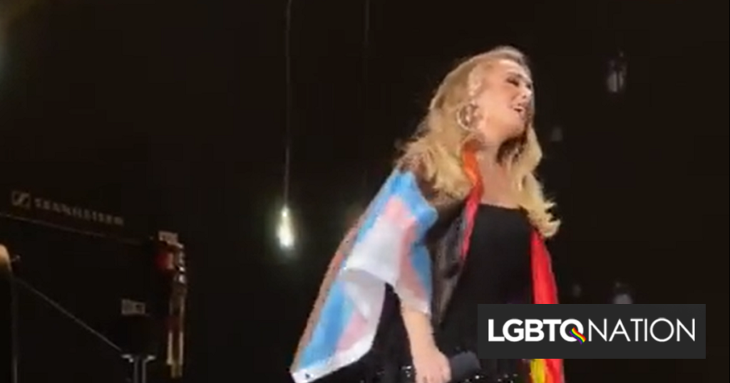 Adele emprunte le drapeau Pride à un fan époustouflant qui a passé le meilleur moment de sa vie Adele emprunte le drapeau Pride à un fan époustouflant qui a passé le meilleur moment de sa vie
