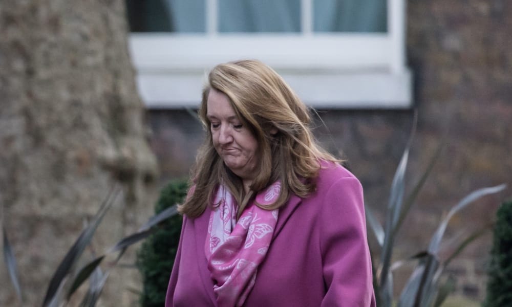 Le député conservateur qui a interrogé la victime présumée de Chris Pincher s’il était homosexuel a été nommé ministre Sarah Dines walked towards Downing Street