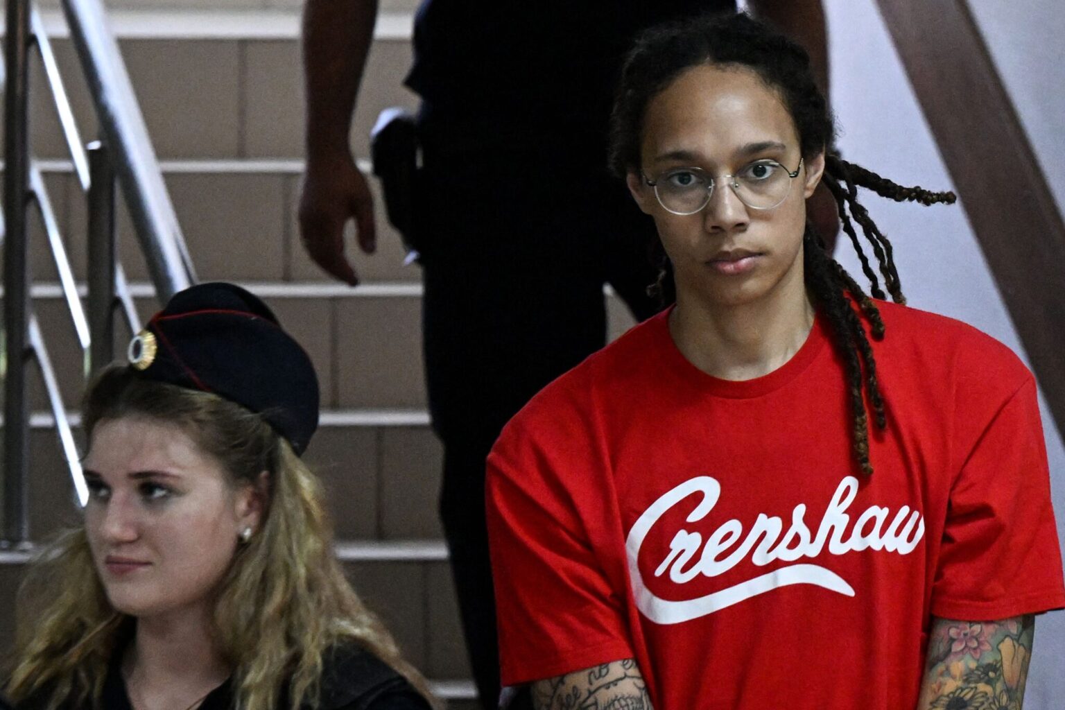 Brittney Griner: L’ancien ambassadeur des États-Unis pourrait s’envoler pour la Russie pour des pourparlers de libération Brittney Griner walks to the court
