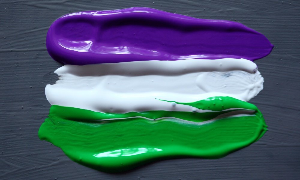 Tout ce que vous devez savoir sur le drapeau Genderqueer Tout ce que vous avez toujours voulu savoir sur le drapeau Genderqueer. This is a photo of the colors of the genderqueer flag.