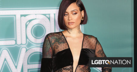 Christian Walker, un non-gay flamboyant, agresse verbalement le chanteur Kehlani au Starbucks