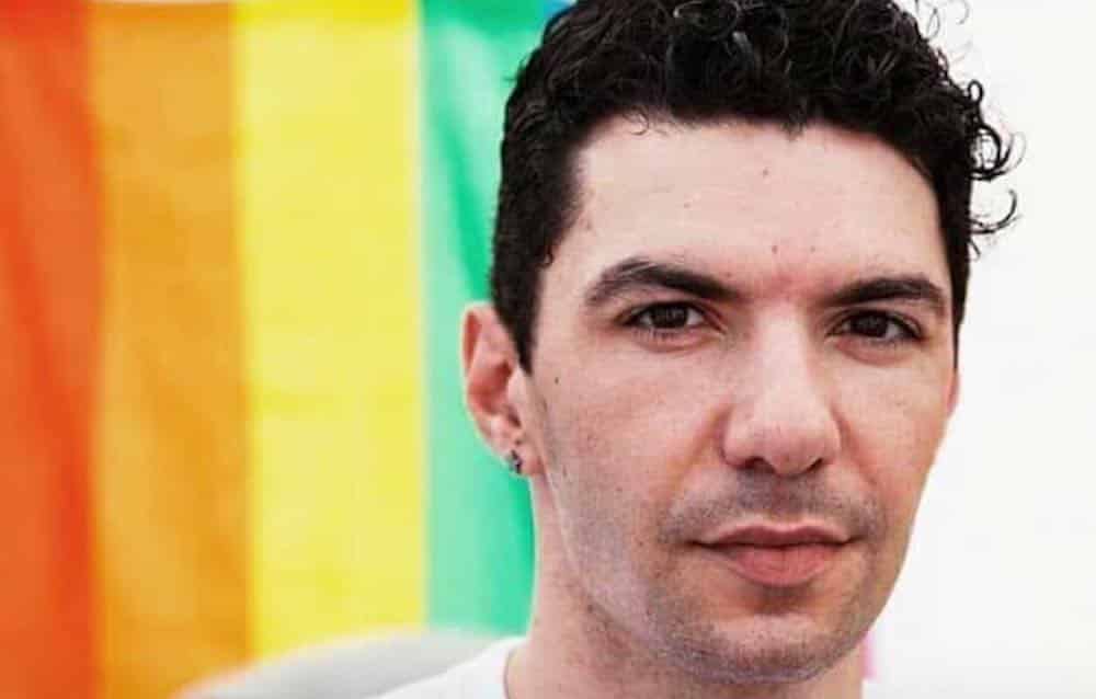 Un voyou qui a battu à mort un activiste grec LGBTQ+ est libre après deux mois de prison Zak Kostopoulos in front of a Pride flag