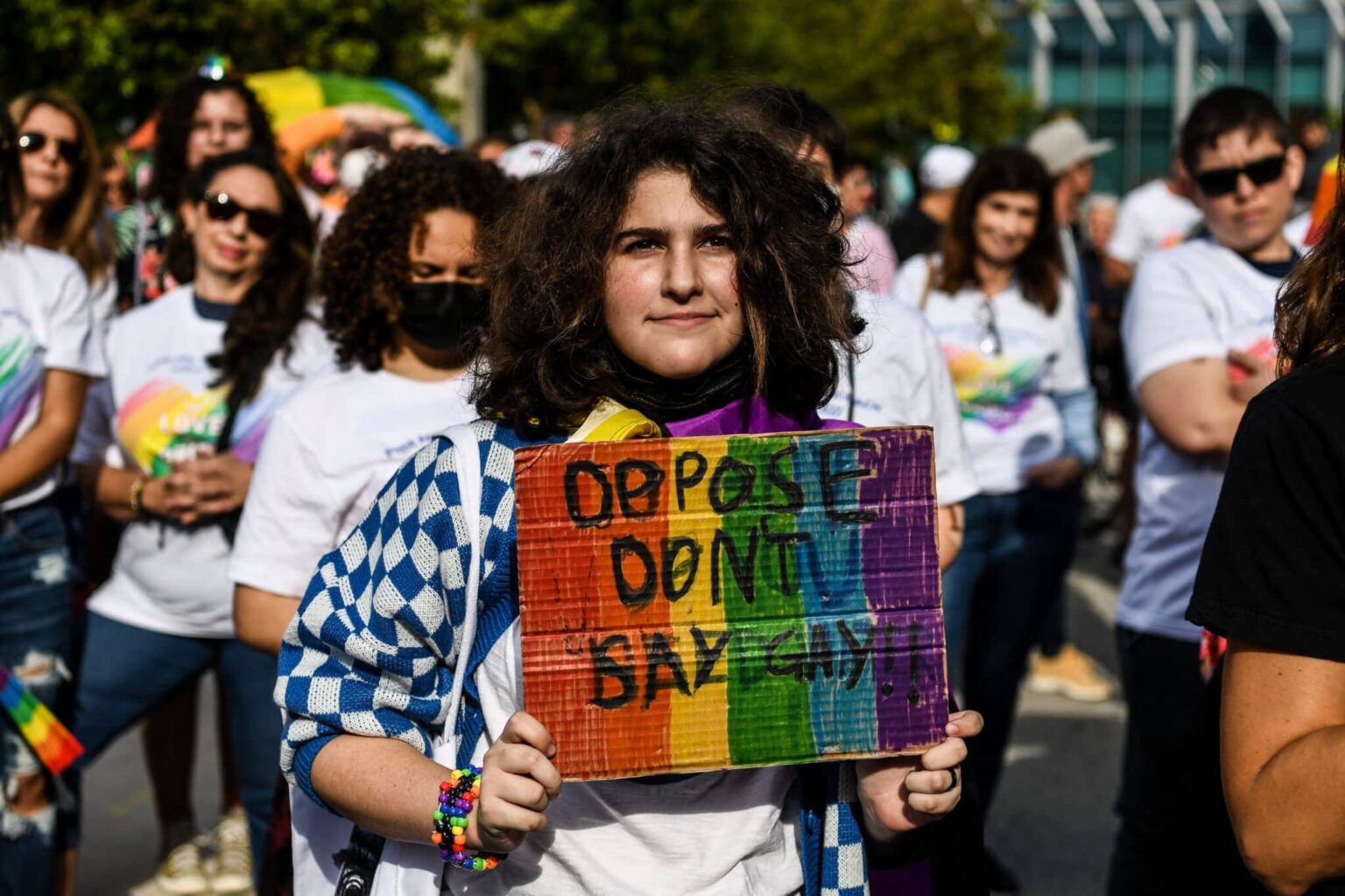 Poursuite intentée contre la loi haineuse et vilipendée Don’t Say Gay de Floride: « Cela met les étudiants en danger » An LGBTQ+ protester carries a sign reading: 'Oppose Don't Say Gay'