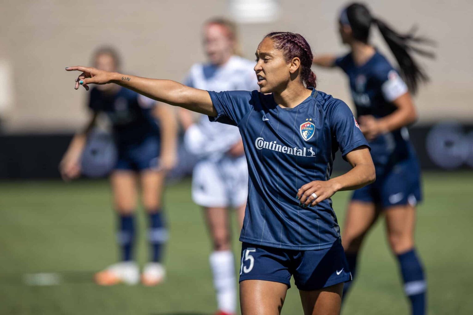 La footballeuse chrétienne Jaelene Daniels refuse de jouer parce que son équipe a célébré la fierté LGBTQ+ Jaelene Daniels of North Carolina Courage instructs team during a game