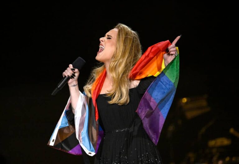Adele épate les fans avec un puissant message Pride: « Je pleure encore une fois » Adele performs on stage as American Express present BST Hyde Park in Hyde Park on July 02, 2022 in London, England.