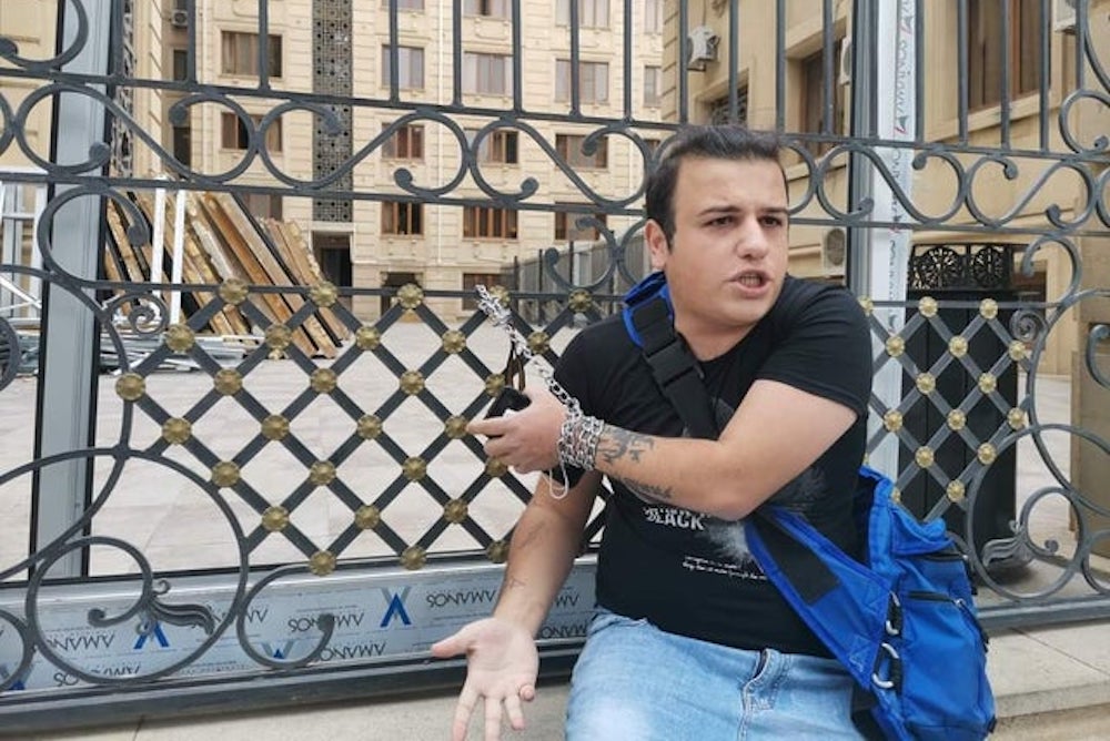 Des militants LGBTQ + « bloqués » du procès public de l’homme qui a décapité et castré un journaliste gay Avaz Hafizli chained to the gate of Azerbaijan's Prosecutor General’s Office