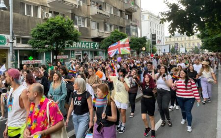Des milliers de personnes défilent à Bucarest Pride alors que la loi sur la "propagande LGBTQ +" se profile