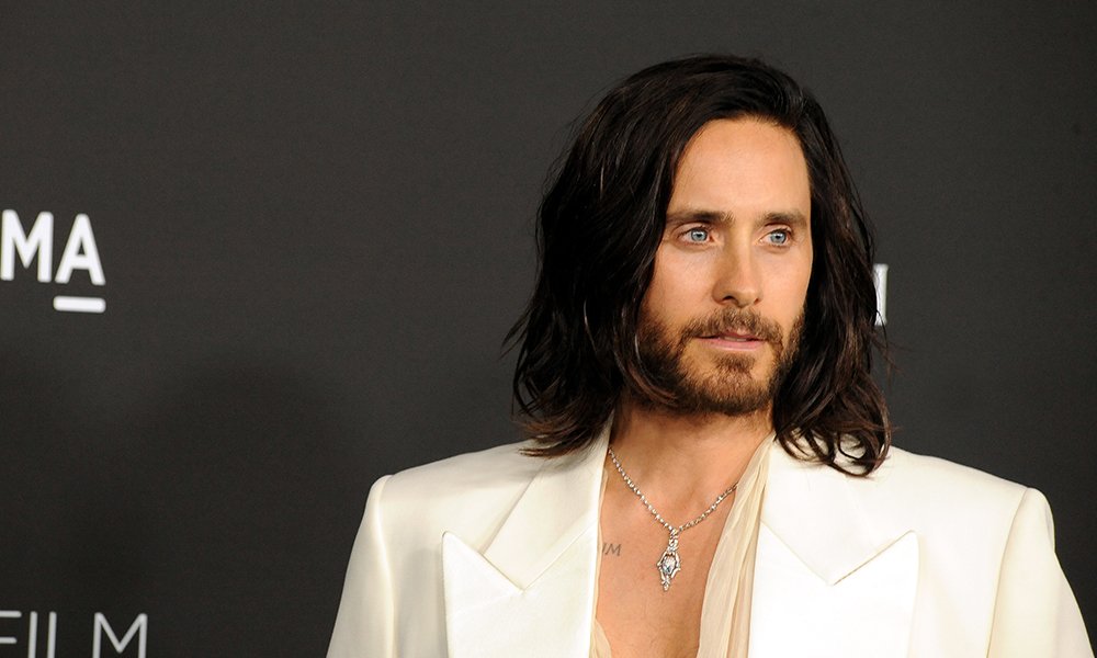 Jared Leto est-il gay ? Gayety enquête si Jared Leto est gay, bi ou queer ? Tout ce que tu as besoin de savoir Jared Leto LACMA Gala