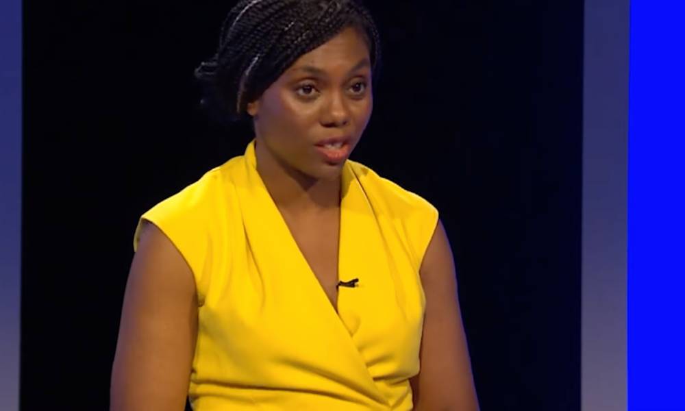 Kemi Badenoch, espoir du leadership conservateur « anti-réveil », approuvé par les « fascistes littéraux » Britain First Kemi Badenoch wears a bright yellow outfit as she speaks at a podium during a Tory leadership election debate
