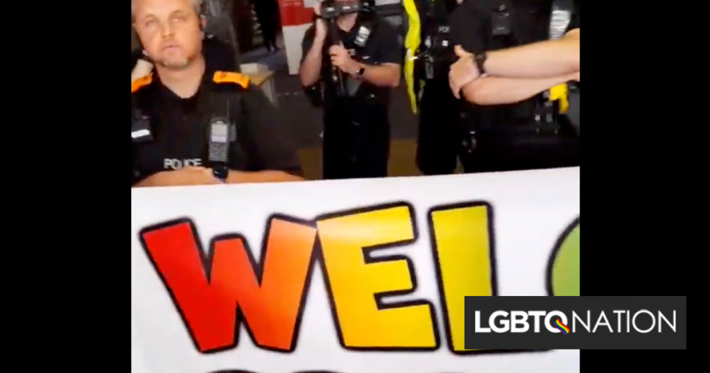 Les théoriciens du complot prennent d’assaut Drag Queen Story Hour et crient aux flics pour arrêter les artistes Les théoriciens du complot prennent d'assaut Drag Queen Story Hour et crient aux flics pour arrêter les artistes