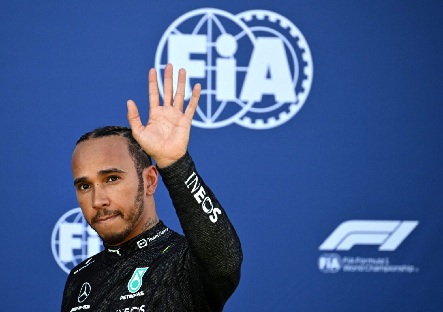 Lewis Hamilton «dégoûté» après que les fans de F1 aient été victimes d’abus sexistes, racistes et homophobes Lewis Hamilton waves as he walks back to the pits