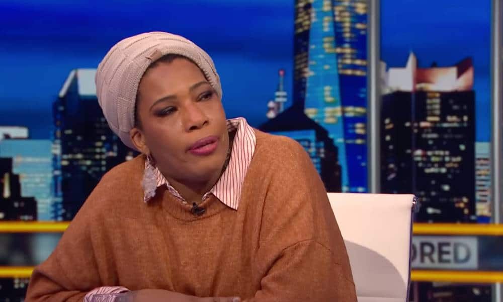 Macy Gray condamnée pour tirade « transphobe » après avoir déclaré que les femmes trans n’étaient pas des femmes Macy Gray wears a light brown shirt underneath a darker brown top with a matching light brown wrap around her head