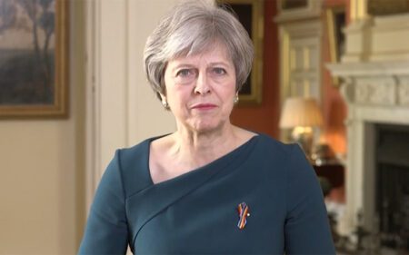 Theresa May demande à Boris Johnson d'interdire la "thérapie de conversion" trans