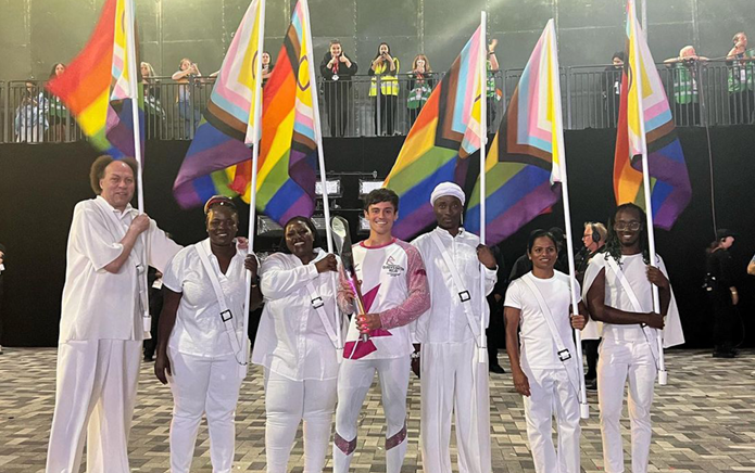 Tom Daley agite le drapeau Pride Progress aux Jeux du Commonwealth dans une position audacieuse contre les pays anti-LGBTQ +