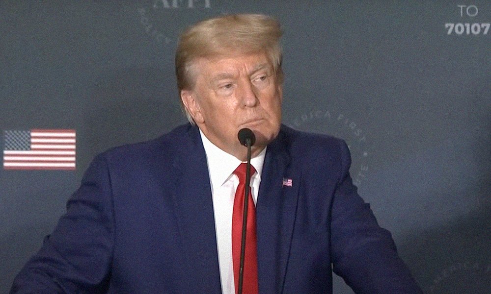 Trump appelle les personnes LGBTQ « Sickos » dans un discours transphobe Il a également signalé son intention de se présenter à la présidence en 2024. Trump appelle les personnes LGBTQ "Sickos" dans un discours transphobe Il a également signalé son intention de se présenter à la présidence en 2024.