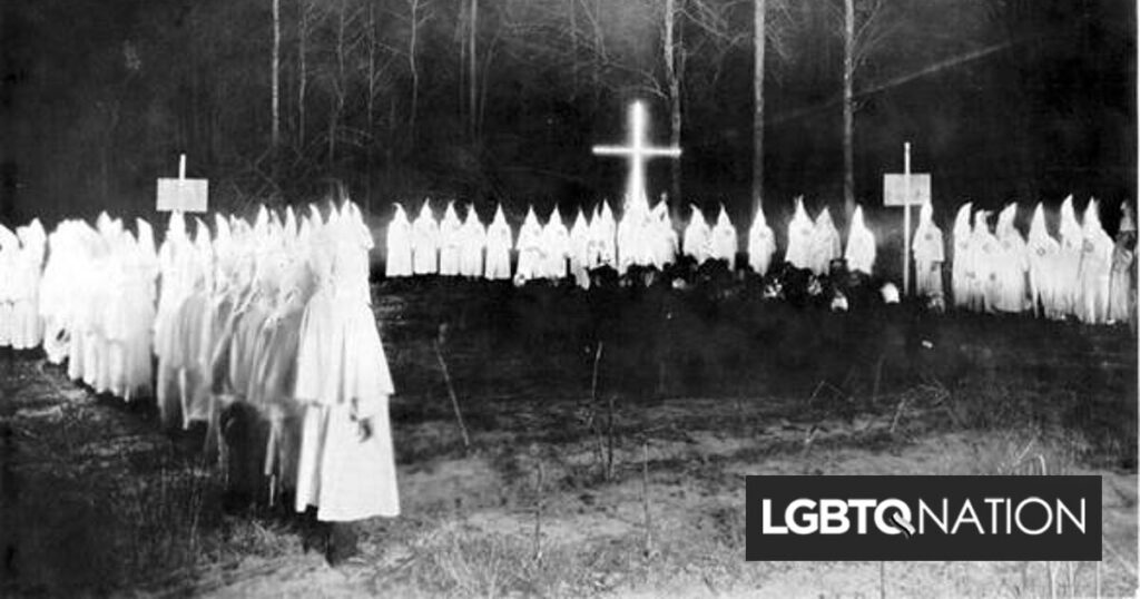 Un groupe haineux anti-LGBTQ se réorganise en « église » pour éviter la surveillance du gouvernement Un groupe haineux anti-LGBTQ se réorganise en « église » pour éviter la surveillance du gouvernement