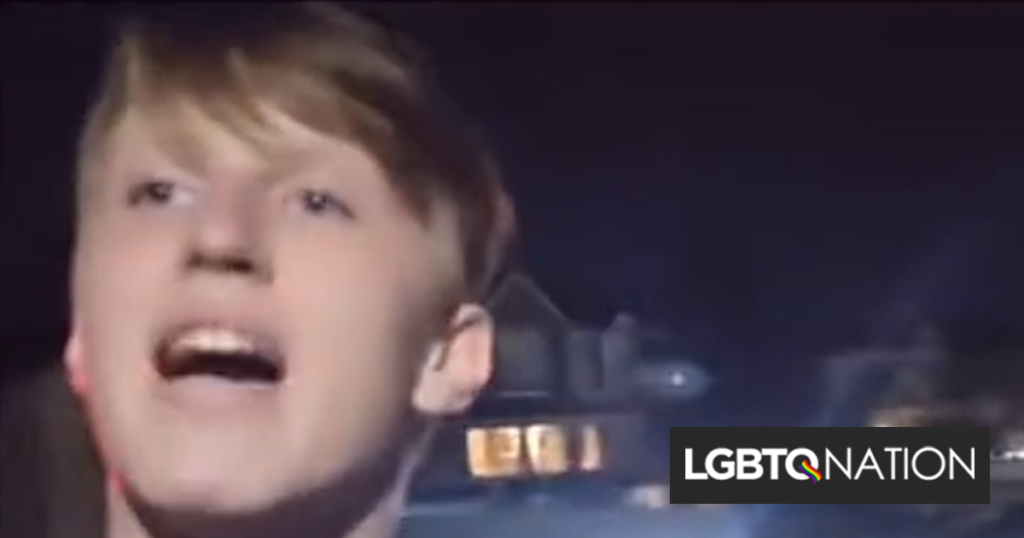 Un couple d’adolescents gays attaqué après s’être étreint dans la rue Un couple d'adolescents gays attaqué après s'être étreint dans la rue