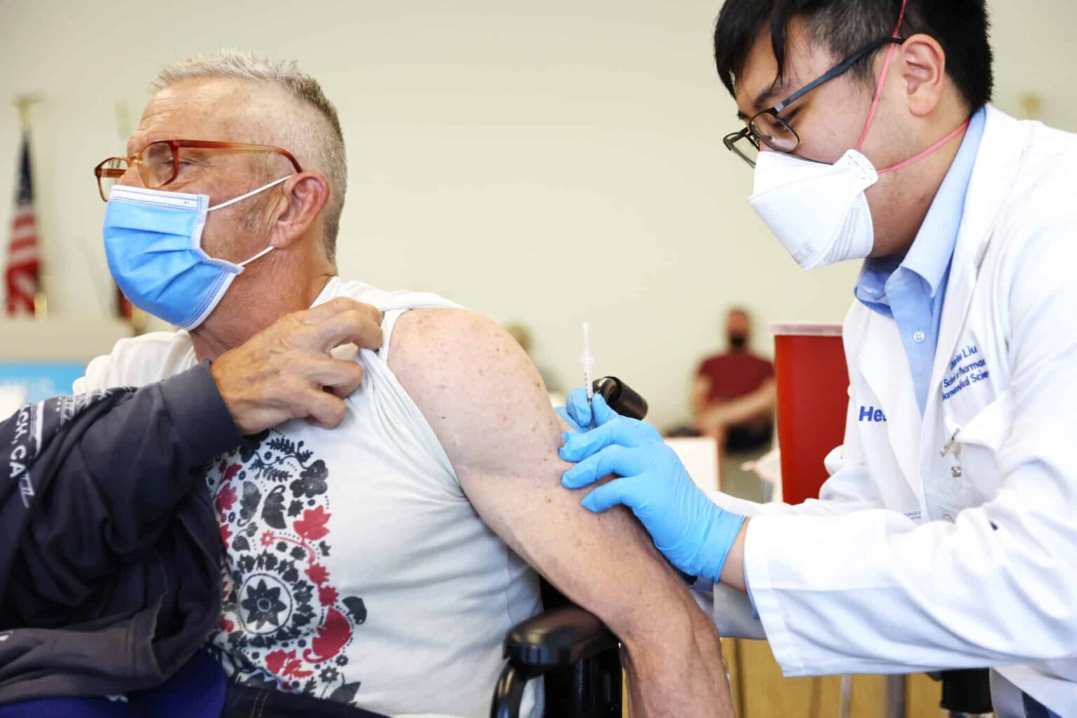 Monkeypox: le gouvernement américain déclare l’épidémie de virus une urgence de santé publique Someone administers a dose of the monkeypox vaccine to a person