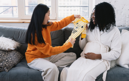 La stratégie britannique pour la santé des femmes élargit l'accès à la FIV pour les couples de femmes de même sexe