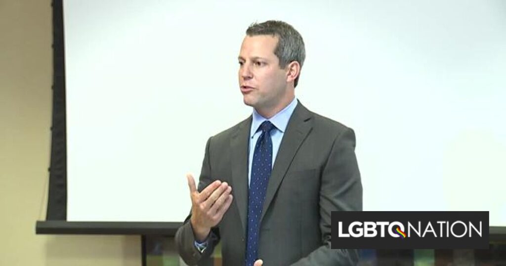 Ce procureur a été suspendu par Ron DeSantis pour avoir respecté les enfants trans. Il ne va pas tranquillement Ce procureur a été suspendu par Ron DeSantis pour avoir respecté les enfants trans. Il ne va pas tranquillement