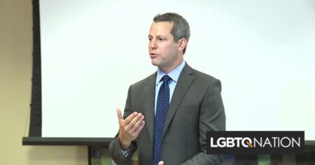 Ce procureur a été suspendu par Ron DeSantis pour avoir respecté les enfants trans.  Il ne va pas tranquillement