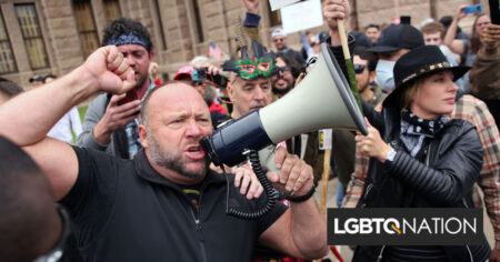 Alex Jones veut vraiment que vous sachiez que les fédéraux n'ont pas sa "photo de bite"