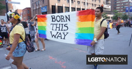 Le défilé de la Fierté Montréal a été soudainement annulé.  Cela n'a pas empêché des centaines de personnes de défiler dans les rues