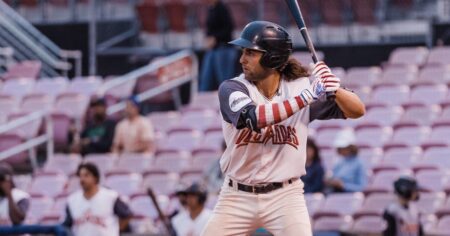 Les coéquipiers d'un joueur de baseball professionnel gay posent des questions sur son petit ami, des conseils de "mariage"