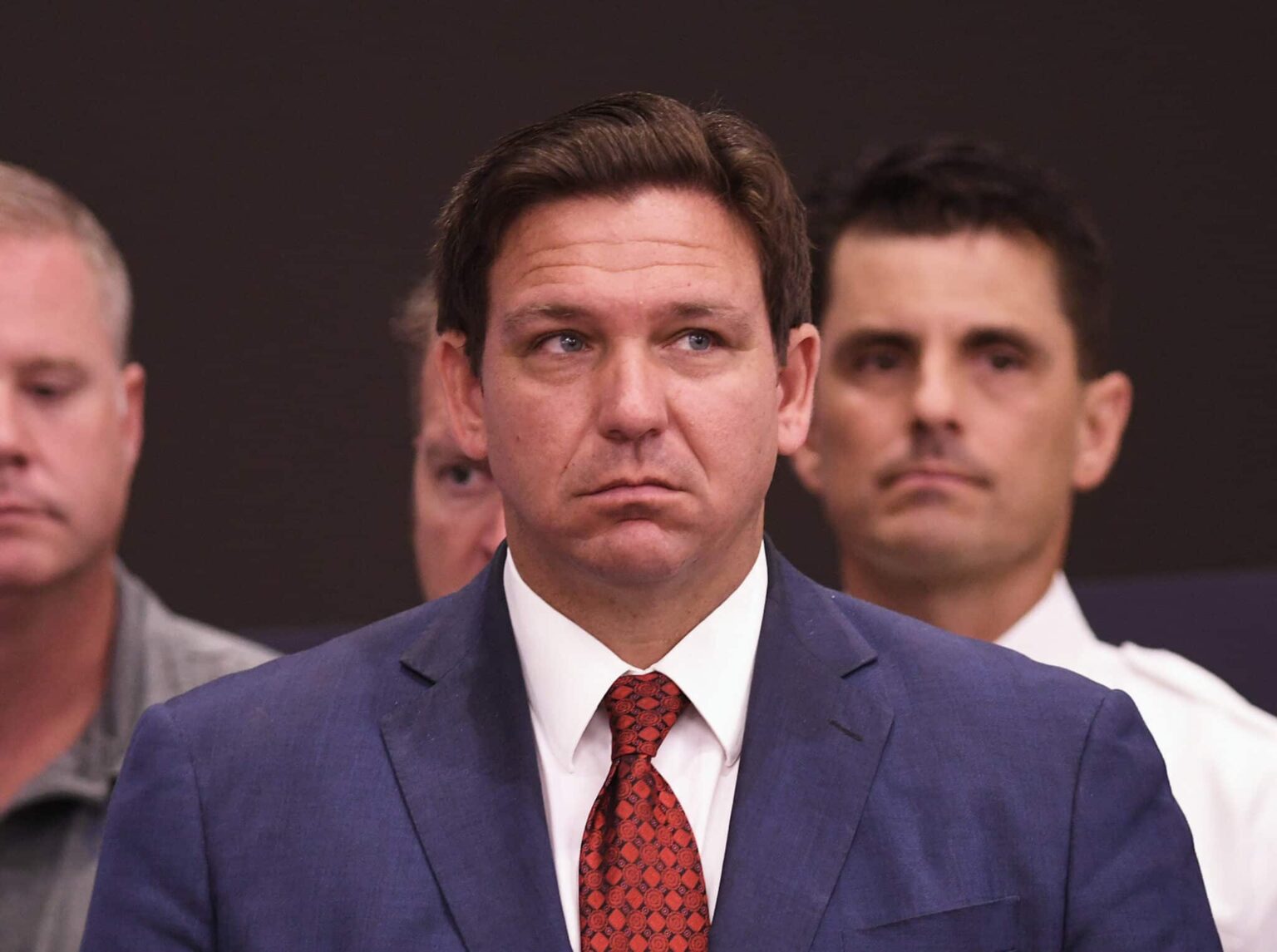 Les écoles de Floride annoncent un plan pour sortir les étudiants LGBTQ + conformément à la loi Don’t Say Gay In this photograph, Ron DeSantis speaks at a press conference