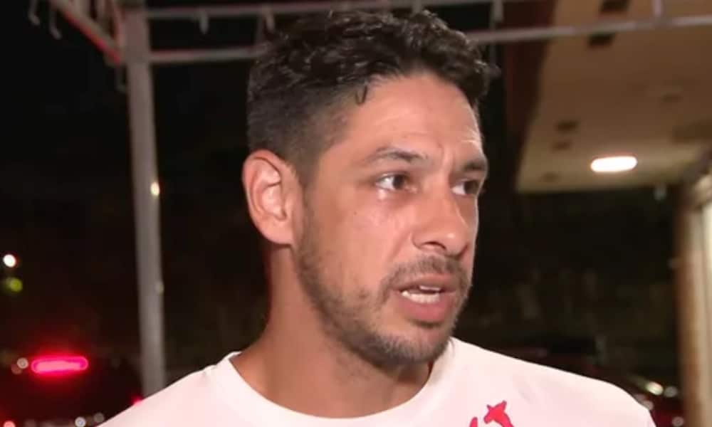 Un homme de Floride plaqué au sol après être entré dans un bar LGBTQ+ avec une grenade In this screen capture of a TV interview, Darryl Darling, speaks to the camera