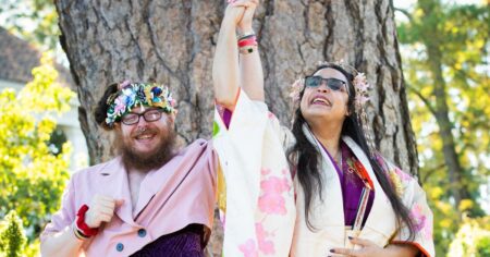 L'écrivain Outsports Brian Bell se marie dans un mariage non binaire charmant et sincère