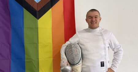 L'entraîneur d'escrime s'adapte à la vie genderqueer dans le Missouri