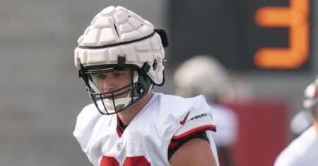 Carl Nassib a rencontré les médias et la plupart des questions portaient sur le football, pas sur le fait d'être gay.  Hourra pour ça.