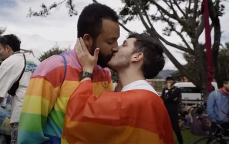 Des centaines de personnes organisent un "kiss-a-thon" pour soutenir un couple homosexuel menacé en Colombie