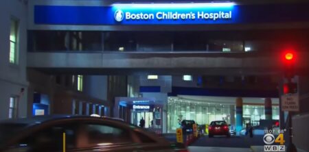 Des menaces de mort inondent l'hôpital pour enfants de Boston à propos de soins d'affirmation de genre Des menaces de mort inondent l'hôpital pour enfants de Boston à cause de soins d'affirmation de genre