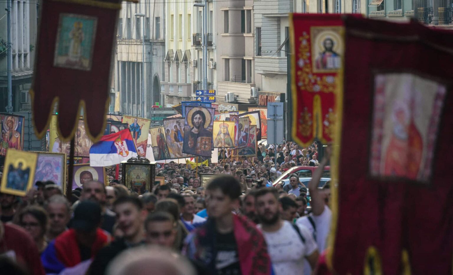 Des milliers d’homophobes protestent contre l’événement EuroPride qui a déjà été reporté Thousands of believers marched against the holding of the international LGBT event Euro Pride, which should take place next month in the Serbian capital.