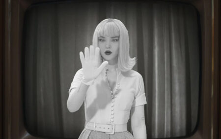 Dove Cameron renverse les normes de genre dans un puissant clip pour Breakfast