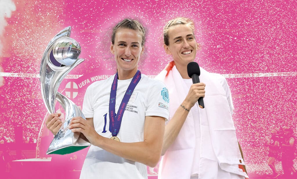 La légende anglaise Jill Scott félicitée par les coéquipiers du prince William et de la lionne après avoir raccroché les bottes Jill Scott holds trophy and microphone