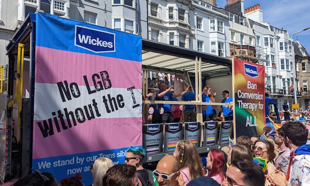 La quincaillerie Wickes félicitée pour avoir fait honte à d’autres entreprises avec un puissant flotteur Pride The Wickes float at Brighton Pride
