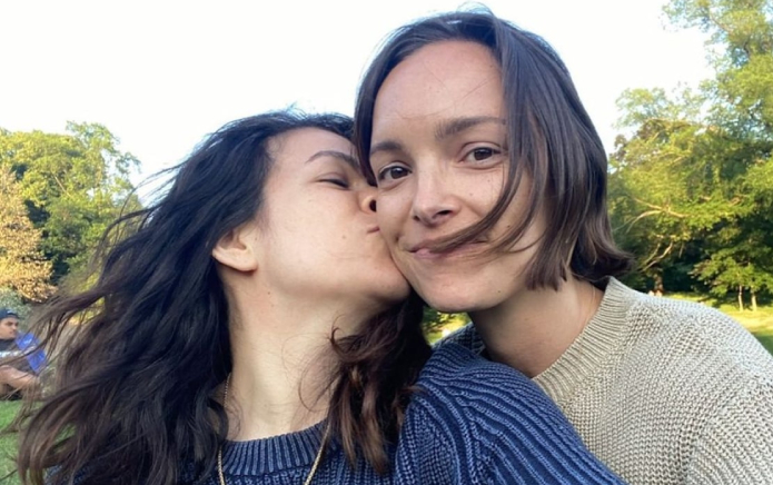 La star de Broad City, Abbi Jacobson, annonce ses fiançailles avec Jodi Balfour