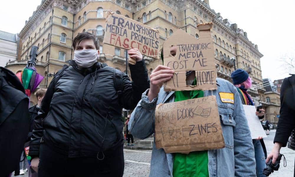 Deux personnes sont photographiées lors d'une manifestation devant la BBC au cours de laquelle des personnes ont dénoncé les reportages anti-treans de l'organisation médiatique.