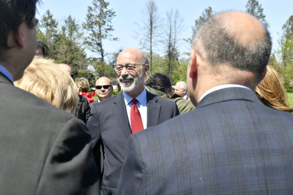 Le gouverneur Tom Wolf assiste à l'inauguration de l'usine de préparations pour nourrissons ByHeart