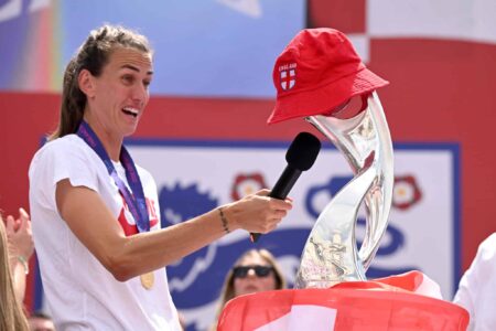 Le héros anglais Jill Scott interviewant le trophée de l'Euro 2022 est au-delà de l'emblématique