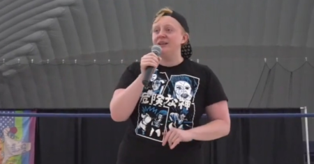 Le lutteur professionnel Aiden von Engeland se présente comme un homme trans à 'Wrestle Queerdom'