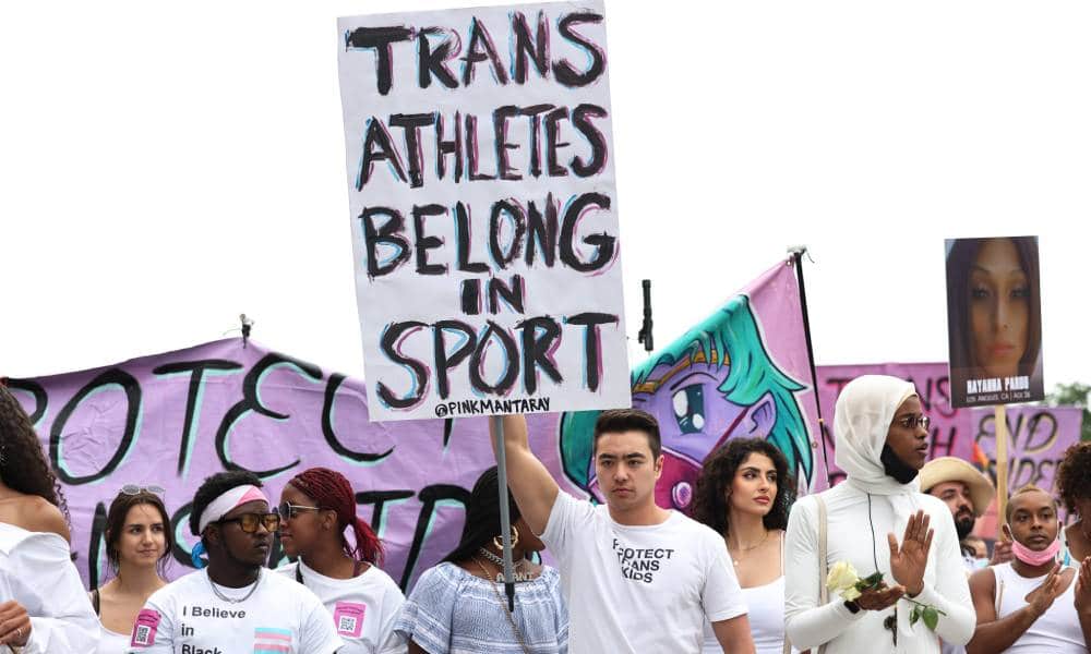 Les étudiants sont «ravis» alors que le juge de l’Utah annule l’interdiction cruelle imposée aux enfants trans de faire du sport A person holds up a sign that reads "Trans athletes belong in sports" during a demonstration