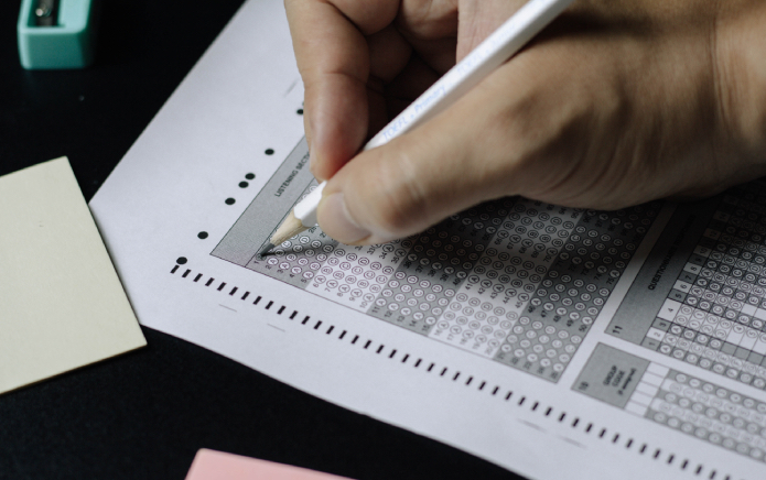 Les résultats des examens des étudiants non binaires pourraient être enregistrés pour la première fois au Royaume-Uni
