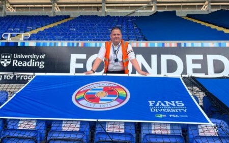 Reading Football Club célèbre le nouveau drapeau LGBTQ + pour les matchs