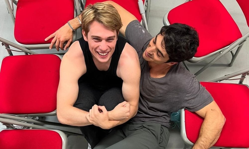 Voir les photos des stars de cinéma « Red, White & Royal Blue » sur le plateau Nos cœurs gays éclatent pour le prochain film Red, White & Royal Blue, et nous n’avons même pas encore de date de sortie. Voir les photos des stars de cinéma "Red, White & Royal Blue" sur le plateau Nos cœurs gays éclatent pour le prochain film Red, White & Royal Blue, et nous n'avons même pas encore de date de sortie.