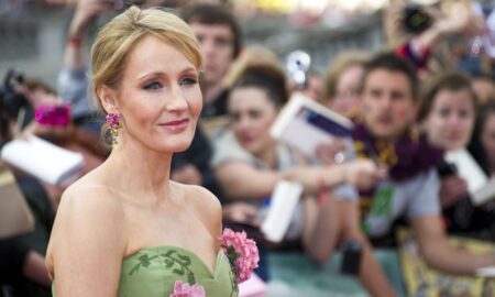Le nouveau livre de JK Rowling a un personnage transphobe Doxxed par les fans