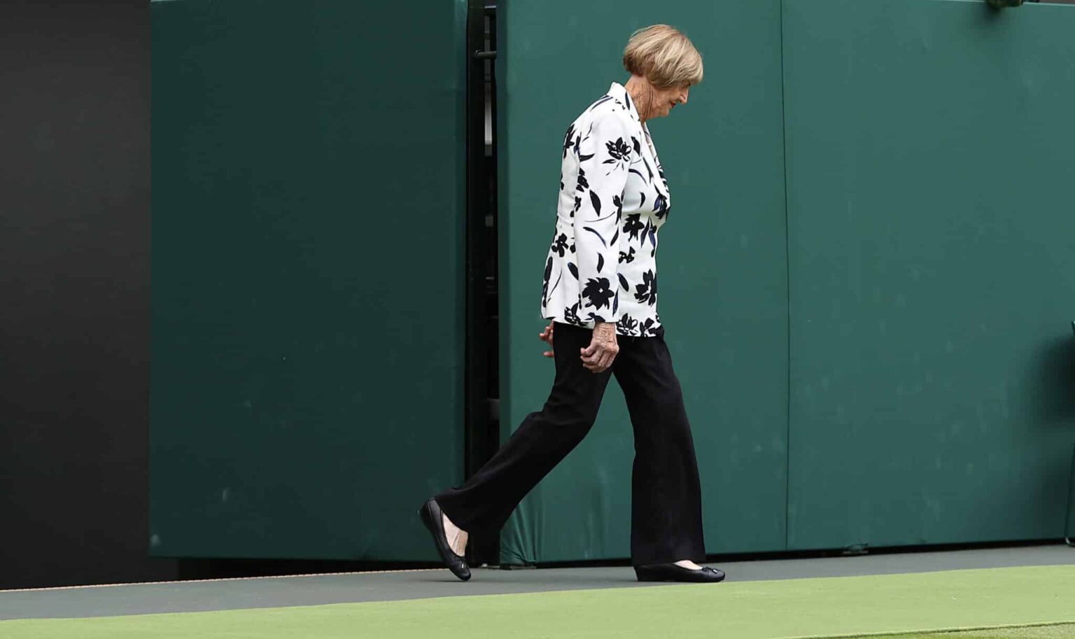 La championne de tennis en disgrâce Margaret Court pense qu’elle est victime de « harcèlement LGBT » Former Wimbledon Champions, Margaret Court, walks onto court during the Centre Court Centenary Ceremony at Wimbledone 2022.